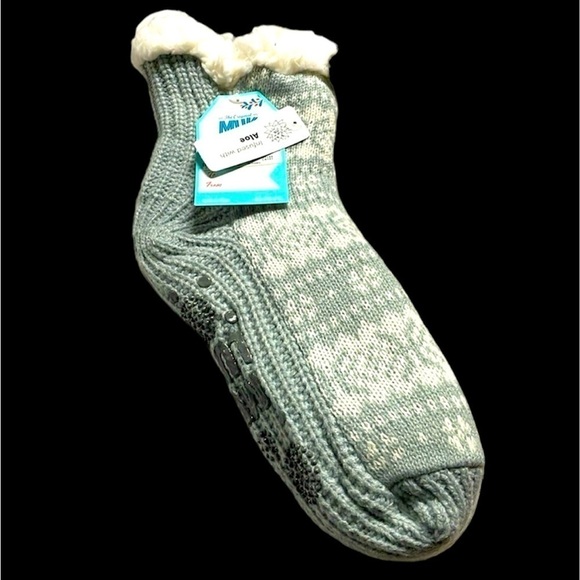 size small-medium Muk Luks slipper socks - Picture 1 of 6